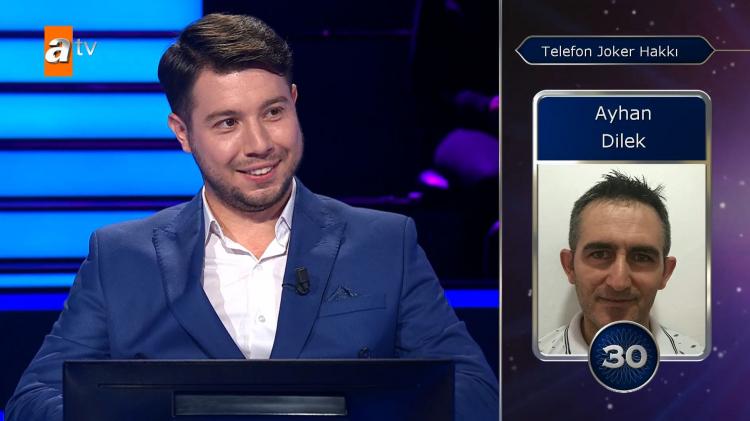 <p><span style="color:#000000"><strong>Telefon joker hakkını kullanmak isteyen yarışmacı kız arkadaşının babası Ayhan Dilek'i aramak istedi. </strong></span></p>
