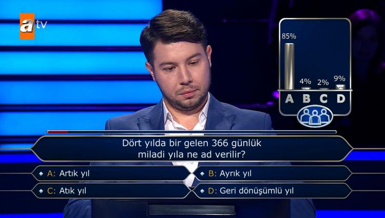 <p><span style="color:#000000"><strong>İlk soruları kolaylıkla yanıtlayan Yılmaz, 3 Bin TL değerindeki "Dört yılda bir gelen 366 günlük miladi yıla ne ad verilir?" sorusunda seyirci joker hakkını kullandı.</strong></span></p>
