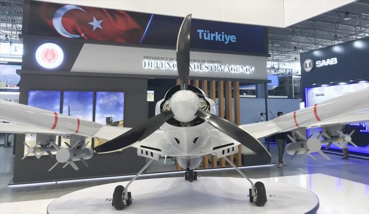 <p>Birçok ziyaretçinin TB2’nin sergilendiği alana gelerek TB2 ile fotoğraf çektiği, yetkililerin de TB2’yi incelediği görüldü.</p>