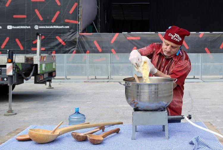 <p>Maçka'daki Küçükçiftlik Park'a gelen Kılıç, büyük bir tencerede Karadeniz müziği eşliğinde rekor denemesi yapacağı kuymağı hazırladı.</p>

<p> </p>
