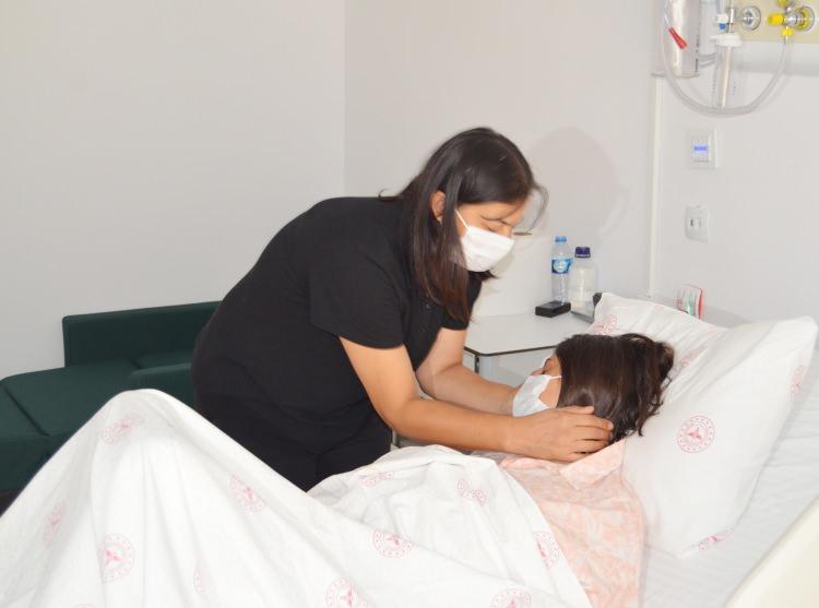 <p>Bu kitle aslında doğuştan varmış ve giderek yavaş yavaş büyümüş. Fark edilmemesinin nedeni ise hiç ağrı yapmamış olması. Aslında kızımız zayıf. Kendisi karnının çıkık ve göbekli olduğunu zayıflamaya çalıştığını belirtti. Bu kilodan değil kitleden kaynaklanıyormuş. Kaza olmasaydı ve kitle biraz daha büyüyüp patlasaydı, kanama nedeniyle hayatını kaybedelerdi. Zayıf bir kızın bu şekilde karnının göbekli olmasını beklemiyoruz. İnsanlar çocuklarında bir asimetrik görünüm olduğunda mutlaka doktora başvurmalılar" diye konuştu.</p>