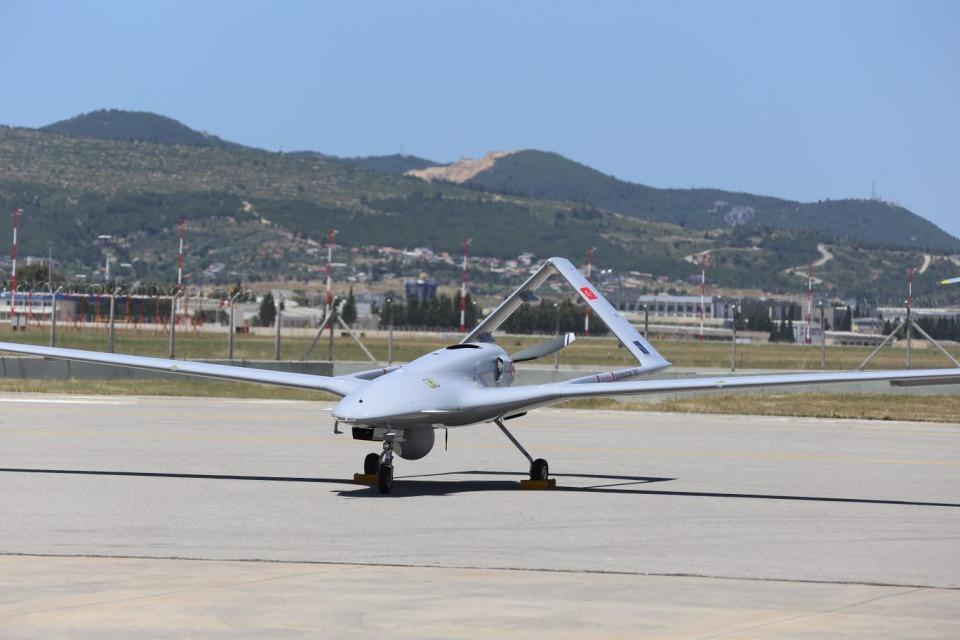 <p> Dünyada, ABD'den sonra orman yangınlarıyla mücadelede İHA kullanan ilk ülkeyiz. Şu anda 8 tane İHA'mız sürekli olarak gökyüzünde ormanlarımızı gözetliyor ve elde ettiği görüntüleri de mobil yangın gözetleme aracına, Ankara'da bulunan genel müdürlüğümüzde, diğer müdürlüklerimize aktarıyor.</p>