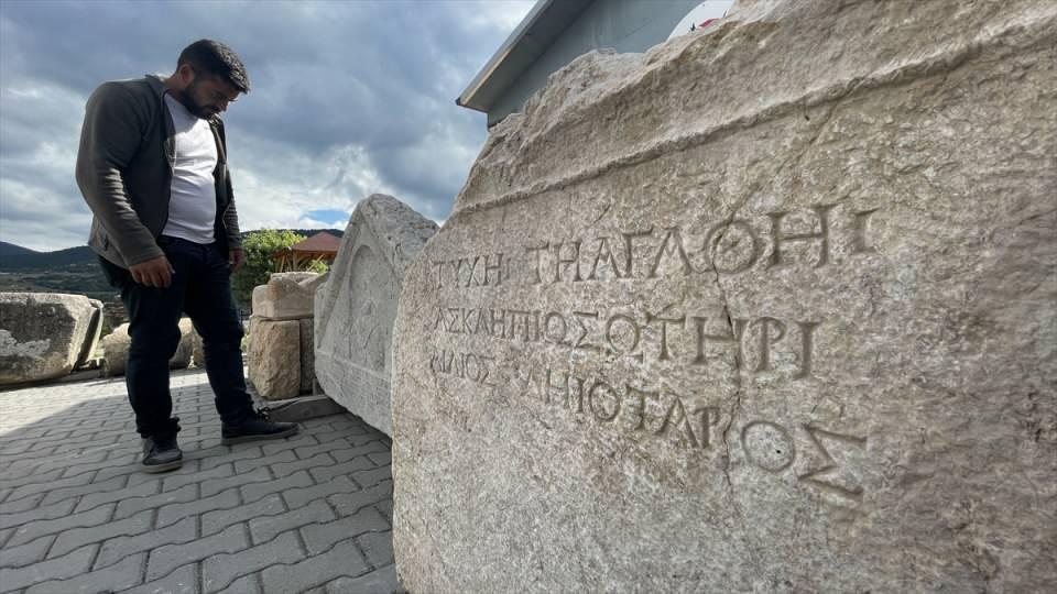 <p>Karabük'ün Eskipazar ilçesinde Geç Kalkolitik, Roma ve Erken Bizans dönemlerinde yerleşim yeri olarak kullanılan Hadrianaupolis Antik Kenti'nde, Asklepios varlığına işaret eden yazıt bulundu.</p>
