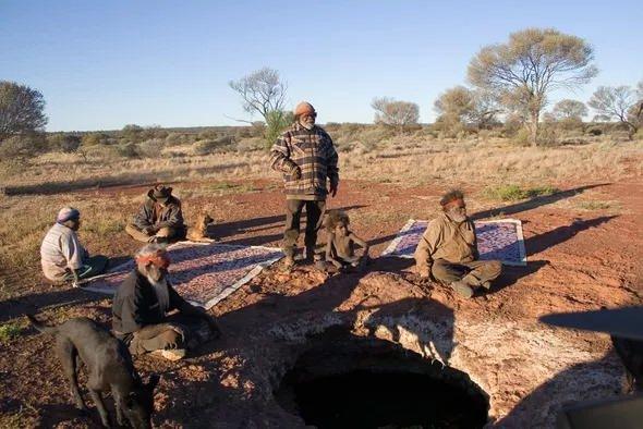 <p>Spinifex veya diğer adıyla 'Pile Nguru' Kabilesi, en sert iklimlerden birine sahip olan Büyük Victoria Çölü’nde yaşayan en az 15 bin yıllık Aborjin bir kabile.</p>
