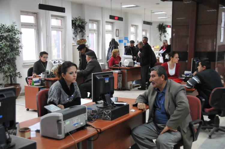 <p><strong>Ortalama devlet memuru maaşının 10 bin TL olduğunu değerlendirirsek, gıda-eğitim gibi diğer kalemlere büyük şehirlerde yaşayan memur arkadaşlarımızın parası kalmıyor''</strong> diye konuştu.</p>