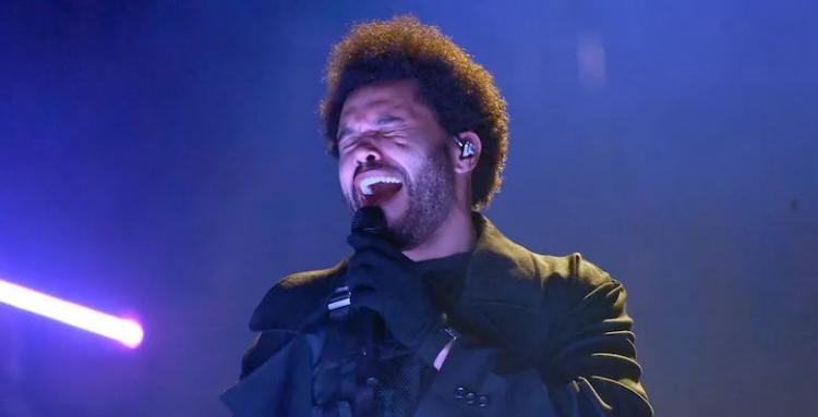 <p><strong>Dünyaca ünlü Kanadalı yıldız  şarkıcı The Weeknd'den hayranlarını üzen haber geldi. Verdiği konser sırasında sesini kaybetti. Ünlü yıldız konserini yarıda kesip sahneden inmek zorunda kaldı.  </strong></p>
