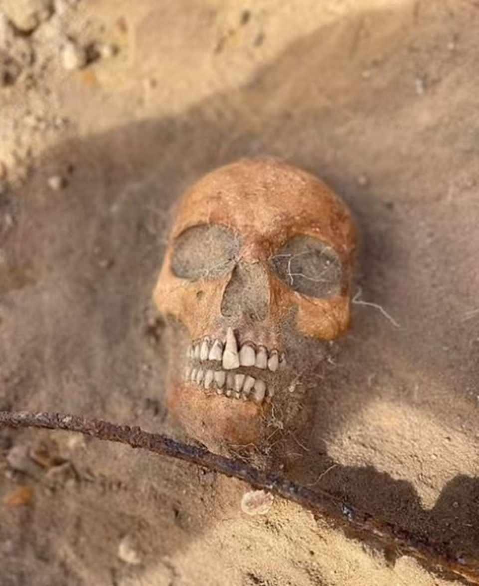 <p>Pien köyündeki 17. yüzyıldan kalma bir mezarlıkta yapılan arkeolojik çalışma sırasında keşfi yapan araştırmacılar, kadının iskeletinin başında yüksek bir sosyal statüye sahip olduğunu göstererek ipek bir başlık buldu. Ayrıca iskeletinin ön dişlerinin olağandışı bir şekilde sivri olduğu görüldü. </p>

<p> </p>
