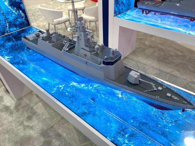<p><strong>STM-MPAC Hücumbot</strong></p>

<p>Ağır deniz koşullarında, açık denizde ve kıyıya yakın sahalarda su üstü ve hava savunma harbi görevleri ile keşif ve karakol görevlerini icra etmek üzere tasarlanan STM-MPAC Hücumbot, optimize edilmiş etkin tekne formu ve sahip olduğu ana tahrik sistemi konfigürasyonu sayesinde yüksek süratlerde operasyon icra etmeye haiz tek gövdeli bir platform olarak ön plana çıkıyor.</p>

<p>Tam boyu 66,2, azami eni 9,7 metre olan STM-MPAC Hücumbot, tonaj olarak 620 ton, 40+ knot hıza ulaşabilecek ve 40 kişilik mürettebatın barınacağı şekilde tasarlandı.</p>
