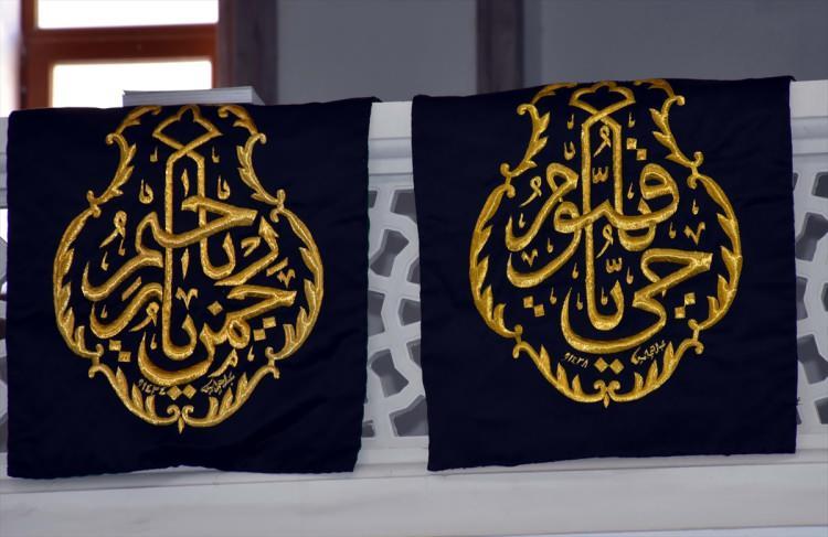 <p>Akyön, bu dostluğun neticesinde ailenin değişik zamanlarda Kabe'nin üzerine örtülmüş örtülerden kendilerine hediye ettiğini dile getirdi.</p>