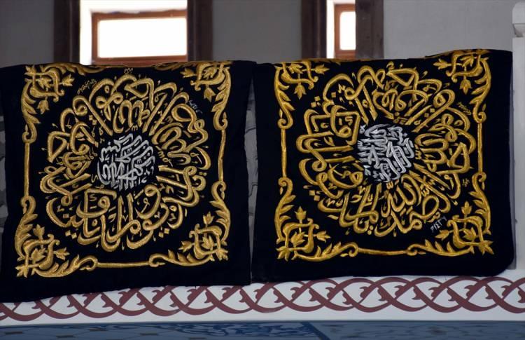 <p>- "KABE'DE ASILMIŞ OLAN ÖRTÜLERİ SERGİLEYECEĞİZ"</p>
<p> </p>
<p>Bunları sergilemek için Siyer-i Nebi ve Mushaf-ı Şerif Müzesi tesis ettiklerini anlatan Akyön, şunları kaydetti:</p>