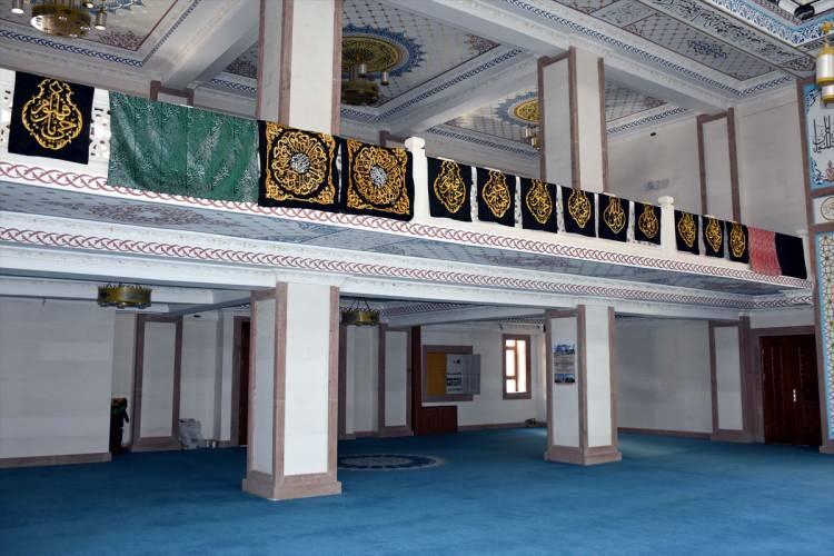 <p>Örtüler arasında Kabe-i Şerif'in, Hacer'ül Esved'in üzerinde bulunan Allahu ekber lafzının olduğu, Kabe'nin içerisinde bulunan yeşil örtü var."</p>

