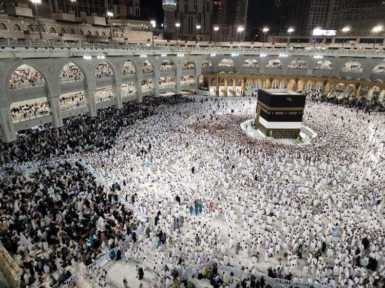 <p>"Kabe yüzyıllardır bütün insanların ilgisine ve ziyaretine mazhar olmuştur. Kabe'ye yüzyıllar boyu çeşitli dönemlerde örtüler örtülmüştür. Bunların içerisinde kırmızısı, siyahı, beyazı, sarısı ve kırmızı beyaz olanlar var. Çok çeşitli renklerde örtüler bulunuyor. Tabii ki görev yaptığımız süre içerisinde bizlere yakın ilgide bulunan, Kabe'nin anahtarını bulunduran ve Nisa Suresi 56. ayetine konu olan Eş Şeybi ailesiyle yakın bir dostluk kurduk. Ülkemizi çok sevdiklerini her zaman ifade ettiler."</p>