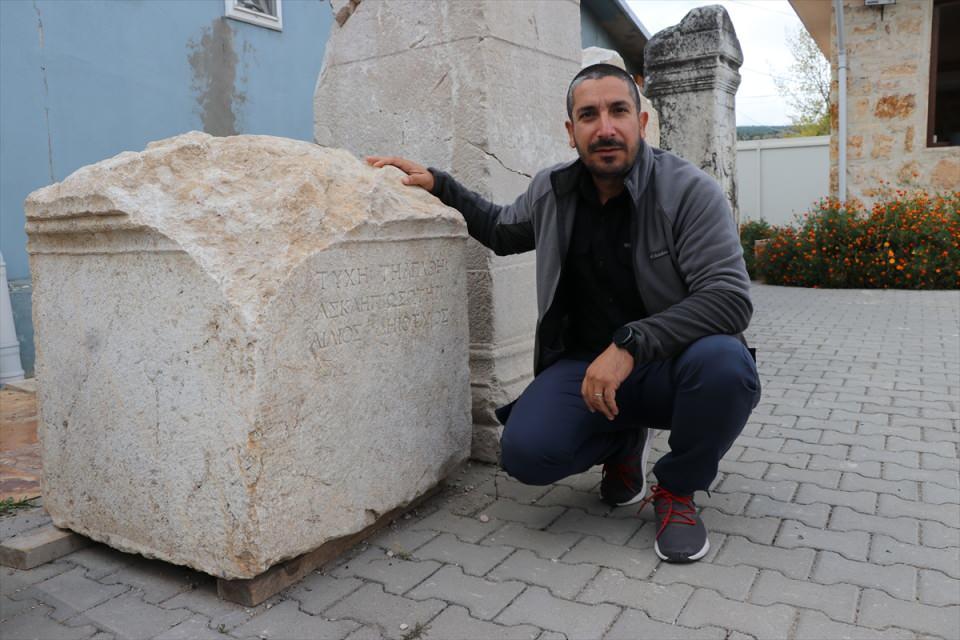 <p><strong>"Roma döneminin en önemli kült merkezlerinden"</strong></p>

<p>Hadrianaupolis'in sınırları içinde Akkaya termal kaynağının olduğunu hatırlatan Çelikbaş, "Genellikle Asklepioslar sıcak su kaynaklarının etrafında olur. Akkaya termal kaynağının yakınında olması Asklepios kültürünün burada olmasındaki en büyük neden olarak karşımıza çıkıyor. Hadrianaupolis, antik dönemin, özellikle Roma döneminin en önemli kült merkezlerinden olduğunu söyleyebiliriz." ifadelerini kullandı.</p>
