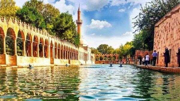 <p><strong>1- Şanlıurfa</strong></p>
<p>Herkes kendi memleketinde yaşasa Türkiye'nin en kalabalık şehri 2 milyon 972 bin 950 nüfusuyla Şanlıurfa olacaktı.</p>