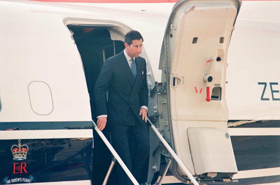 <p>12 Mayıs 1989'da Ankara'ya gelen Charles, Esenboğa Havalimanı'nda. </p>
