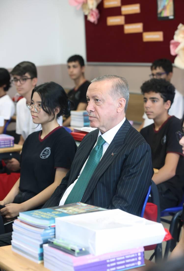 <p>Cumhurbaşkanı Erdoğan, Sancaktepe'ye 40 derslikli bir okul daha yapılacağı müjdesini verdi. </p>
