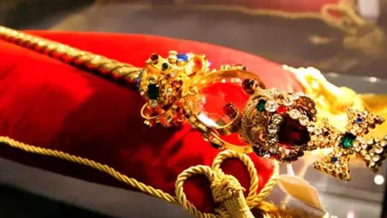 <p><strong>5- HÜKÜMDAR ASASI</strong><br />
<br />
Ortalama 90 cm uzunluğundaki hükümdar asası (Sovereign’s Scepter) hükümdarın laik dünyadaki gücünü temsil eder. Asanın sapında İngiltere, İskoçya ve İrlanda'yı temsil eden gül, deve dikeni ve yonca sembolleri eklenmiştir.<br />
<br />
Asanın baş kısmında ise dünyanın en büyük elmasından kesilen bir kaç parçadan biri olan Cullinan I elması (530 karat) yer alıyor. Bu elmas asaya 1910 yılında monte edilmiştir.</p>