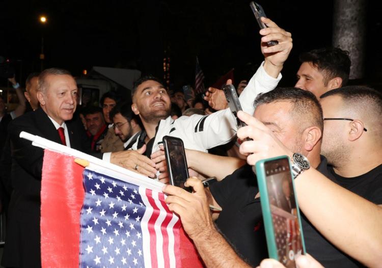 <p>Cumhurbaşkanı Erdoğan, ABD'de konaklayacağı Türkevi'ne gelişinde kendisine sevgi gösterisinde bulunan Türk vatandaşlarını selamladı.</p>