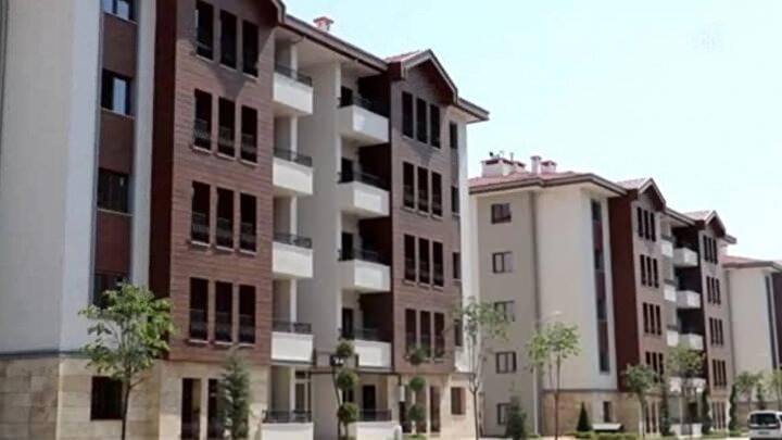 <p><strong>15 - E-devlet'ten başvurulduktan sonra red mesajı geldi, neden?</strong></p>
<p>250.000 konut projelerine başvurularda yoğunluk yaşandığından ötürü bu tür sorunlar yaşanmakta olup, konuya ilişkin yazılım güncellemeleri devam etmekte.</p>