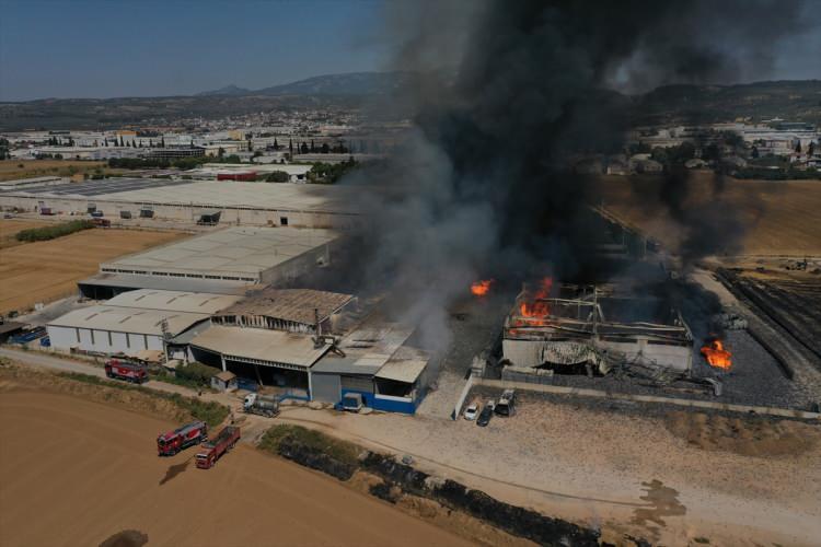 <p>Torbalı'ya bağlı 29 Ekim Mahallesi'nde, sanayi bölgesindeki kozmetik fabrikasında, saat 10.30 sıralarında yangın başladı.</p>
