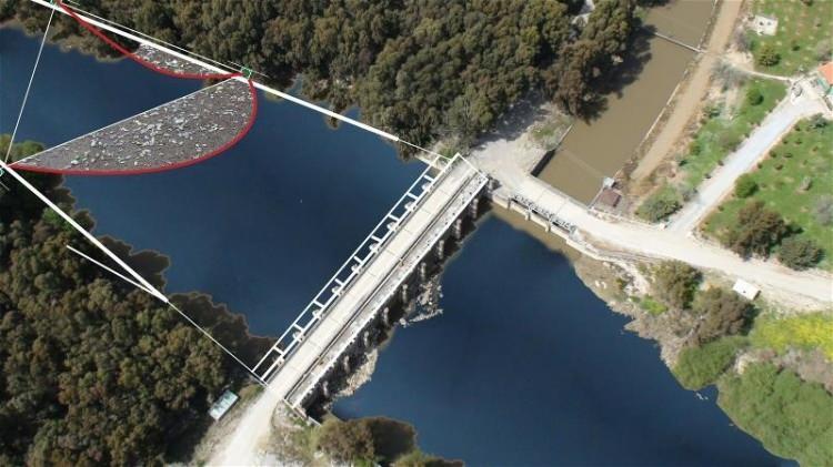 <p>Bu sorun sulama sezonu sona ermeden çözülmez ise çöpler Menderes’in serbest bırakılan suları vasıtasıyla Büyük Menderes Deltası Milli Parkı’na, oradan da Ege Denizi’ne kadar ulaşacak” diyerek bölgede yaşanan çevre felaketine dikkat çekti.</p>