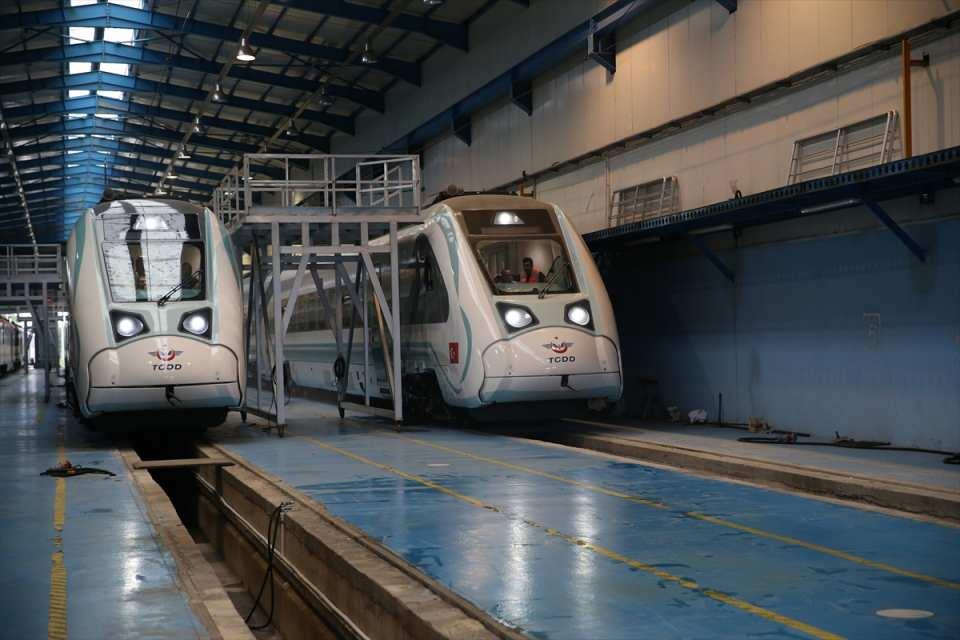 <p>Milli Elektrikli Tren Seti'nin test ve üretim çalışmalarının sürdüğünü ifade eden Aba, trenin teknik bilgileri hakkında sunum yaptı.</p>

<p> </p>
