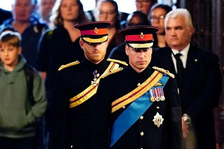 <p>Kral 3. Charles ve Prens William ise kuyrukta bekleyenleri ziyaret etti. Onlarla sohbet ederek taziyeleri kabul etti.</p>
