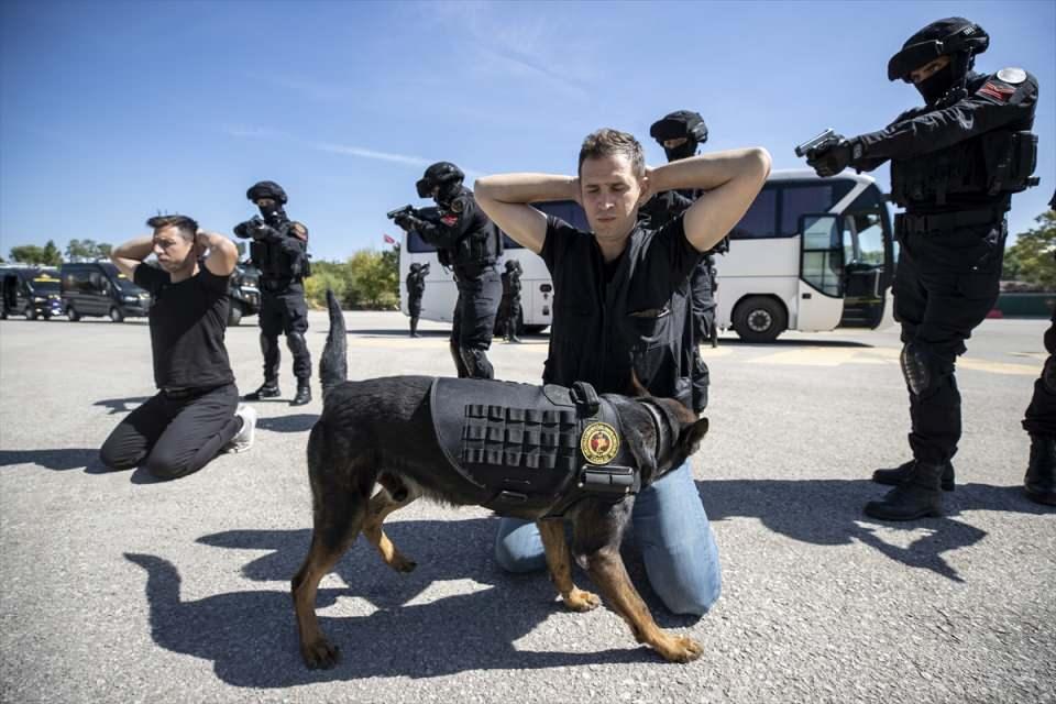 <p>Bina ve ev gibi yapılarda saklanan teröristlerin etkisiz hale getirilmesine yönelik eğitimde de operasyon köpeği "İksir", güvenlik güçlerinden kaçan şüpheliyi saklandığı yerde üzerine atılarak saniyeler içinde etkisiz hale getirdi. Tatbikatların en sıcak ve hareketli anları, köpeklerin vücuduna yerleştirilen aksiyon kameralarıyla kaydedildi.</p>

<p> </p>
