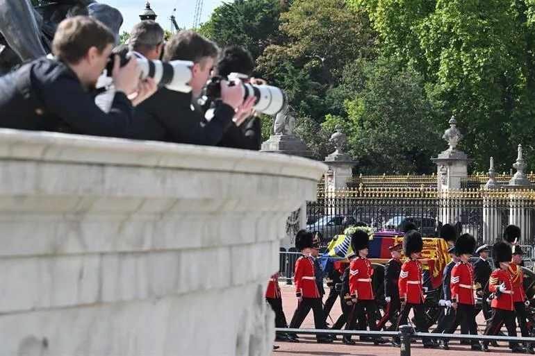 <p><strong>HALKIN ZİYARETİNE AÇILACAK</strong><br />
<br />
Kraliçenin tabutu Westminster Hall’da katafalka konulacak ve halkın ziyaretine açılacak. </p>
<p> </p>
<p> </p>