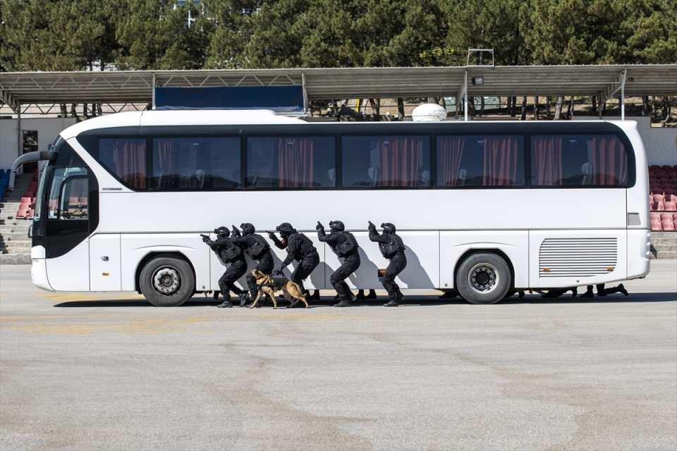 <p>Jandarma Genel Komutanlığı Jandarma Komando Özel Asayiş Komutanlığı (JÖAK) bünyesindeki operasyon köpekleri, iç güvenlik operasyonlarına yönelik eğitimlerle sahadaki ekiplerin en büyük yardımcısı oluyor.</p>

<p> </p>

