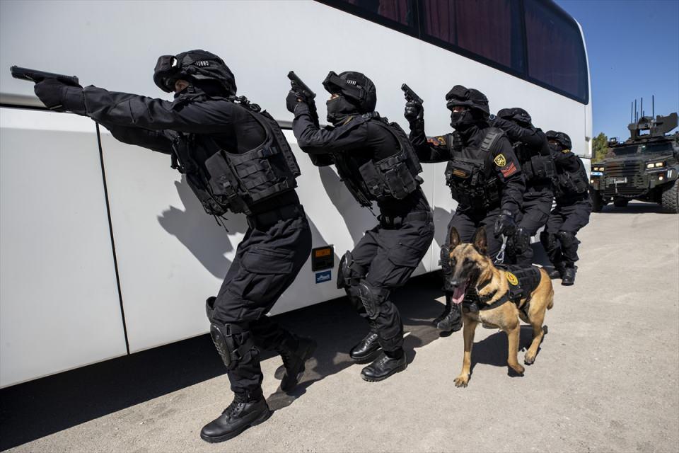 <p><strong>- Eğitimler gerçeği aratmıyor</strong></p>
<p>Jandarma At ve Köpek Eğitim Merkezi'nde (JAKEM) temel eğitimlerini alan köpekler, JÖAK yerleşkesinde de profesyonel eğitmenler tarafından verilen ileri itaat eğitimini tamamlayarak yaklaşık 6 ayda göreve hazır hale geliyor.</p>
<p> </p>