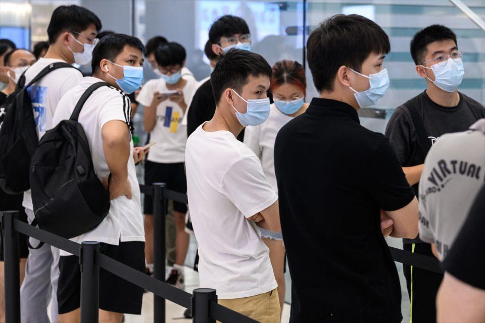 <p>Müşteriler, iPhone 14 modelini satın almak için Guangzhou kentindeki Apple mağazası önünde saatler öncesinde kuyruk oluşturdu.</p>

