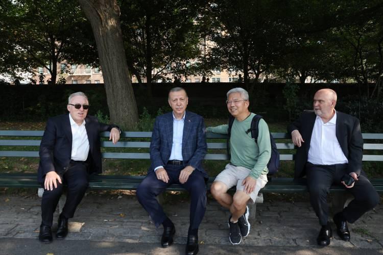 <p>Erdoğan'a yürüyüşünde Türkiye'nin Washington Büyükelçisi Hasan Murat Mercan ve Türkiye'nin Birleşmiş Milletler Daimi Temsilcisi Büyükelçi Feridun Sinirlioğlu eşlik etti.</p>