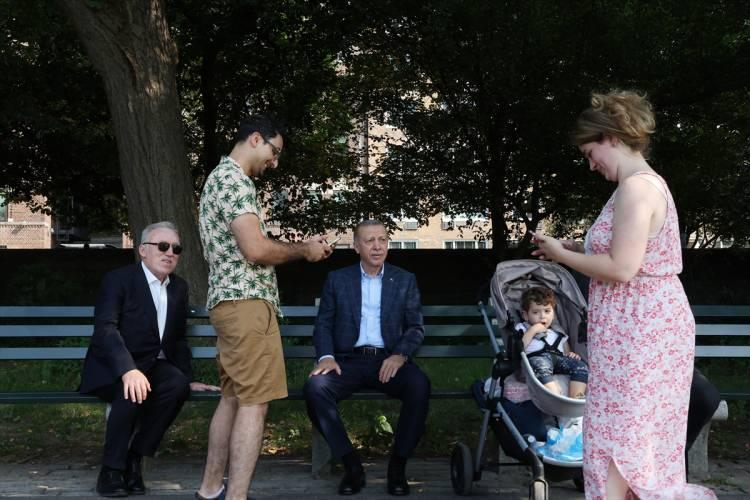 <p>Birleşmiş Milletler (BM) 77. Genel Kurulu'na katılmak için ABD'de bulunan Erdoğan, New York'taki Central Park'ta bir süre yürüyüş yaptı.</p>