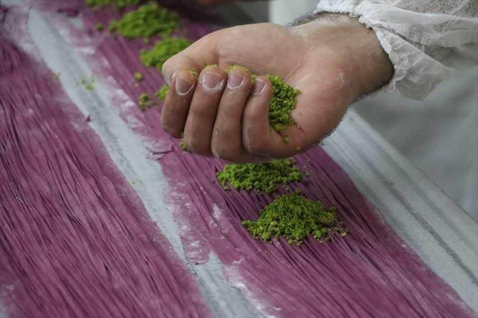 <p><strong>- Mor baklava tezgahlarda dikkati çekiyor</strong></p>
<p>Kentte işletmecilerin sürekli üretime destek olduğunu kaydeden Aktaş, "Meyveli, cevizli, diyet gibi çeşitlerimiz var. Herkesin damak tadına hitap edecek ürünler var. İsteyenlere karışık kutu yapıyoruz. İnsanlar mutlu oluyor ve işletmeden boş çıkmıyor." dedi.</p>
<p> </p>