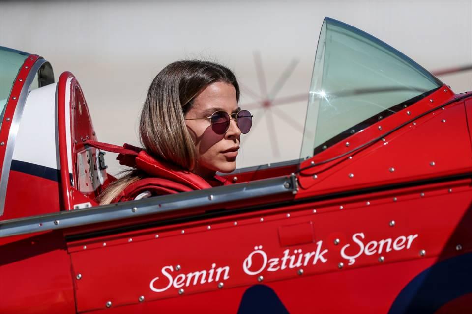 <p>Türkiye'yi ve Türk kadınını gösterilerde temsil eden, ülkenin profesyonel ilk kadın akrobasi pilotu Semin Öztürk Şener, Cumhuriyet'in 100'üncü yılı olan 2023'te yurt dışındaki birçok etkinlikte al yıldızlı bayrağı dalgalandırmaya hazırlanıyor.</p>

<p> </p>

