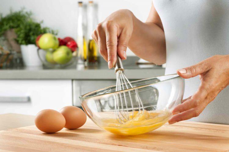 <p><span style="color:#000000"><strong>Son yıllarda tartışma konusu haline gelen yumurta da bu detaylardan biri. Tam bir protein kaynağı olan yumurta kemikleri güçlendiriyor, iltihaplanmalara karşı kalkan oluyor ve beyin sağlığını güçlendiriyor.</strong></span></p>