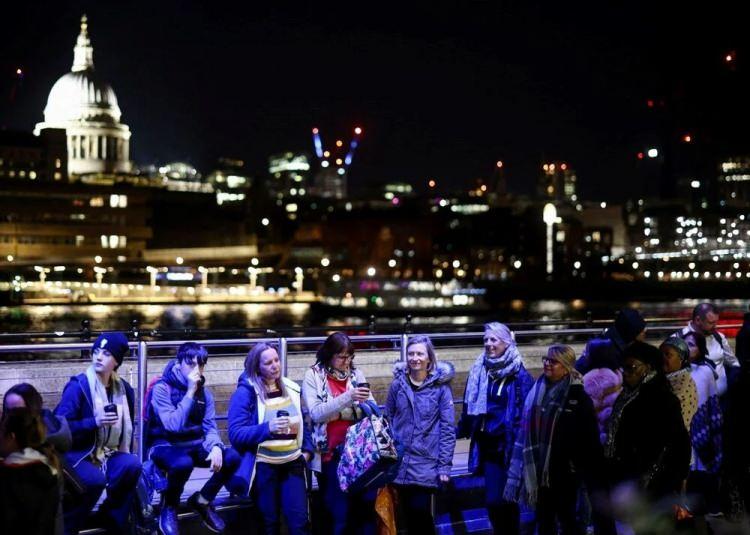 <p>Westminster Hall'deki naaşın yanında torunların nöbeti 15 dakika sürdü.</p>
