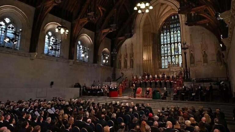 <p><strong>8- WESTMİNSTER HALL</strong><br />
<br />
Kraliçenin cenaze töreni, Westminster Sarayı'nın en eski bölümü olan Westminster Hall'da yapılacak. 17 bin metrekarelik salon, 1393'te 2.Richard tarafından yaptırılan ve bir mühendislik harikası olarak adlandırılan meşe çatısıyla bilinir.</p>
<p>Pazartesi günü Kraliçe'nin tabutu cenaze töreni için Westminster Kilisesi’ne getirilecek. Törenin ardından tabut, tören alayı ile Westminster Kilisesi’nden Wellington Arch'a ve oradan da Windsor'a gidecek. Cenaze aracı naaşı Windsor Şatosu’ndaki St. George Şapeli’ne nakledecek. Burada da defin işlemi gerçekleştirilecek.</p>
