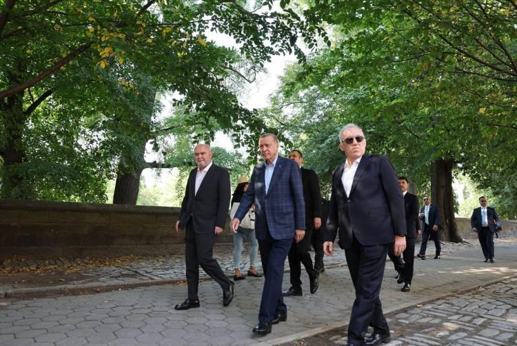 <p>Erdoğan ayrıca yanına yaklaşan çifte sigara içmemesi tavsiyesinde bulundu.</p>
<p>Cumhurbaşkanı Recep Tayyip Erdoğan bugün ABD'de faaliyet gösteren Türk sivil toplum kuruluşu temsilcilerini kabul edecek, Türk-Amerikan Ulusal Yönlendirme Komitesi tarafından düzenlenecek akşam yemeğine katılacak.</p>