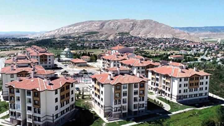 <p><strong>1- Bir evim var, yazlık yapmak için arsa projesine başvuru yapmak istiyorum, mümkün mü?</strong><br />
<br />
Evi olan vatandaş konut ve arsa projelerine başvuru yapamaz. Dar gelirlinin ev sahibi olması hedeflendiği için arsa projeleri ikinci ev kullanımına uygun değil.</p>