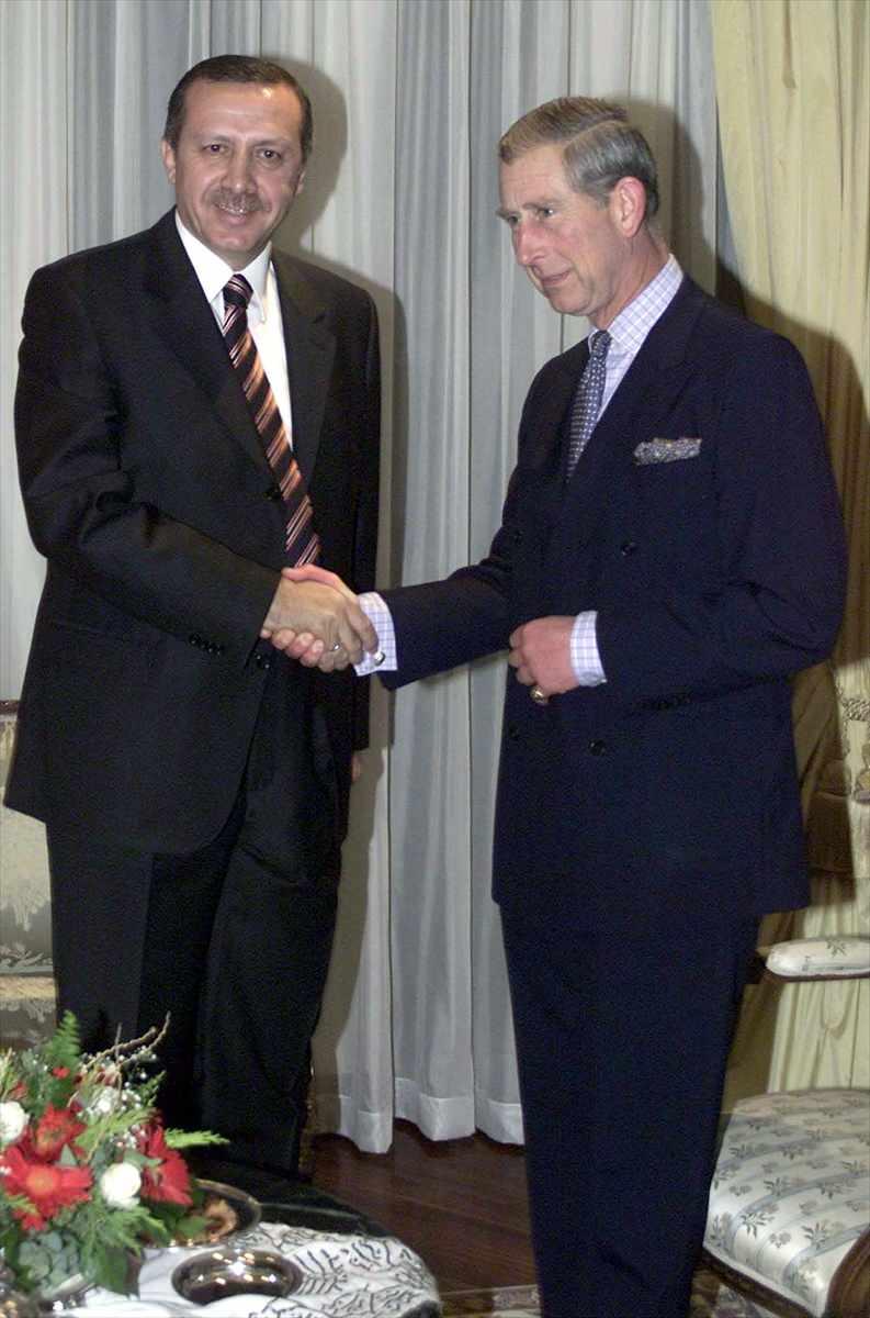 <p>Charles, 25 Ekim 2004'te dönemin Başbakanı Recep Tayyip Erdoğan (solda) ile Ankara'da bir araya gelmişti. </p>
