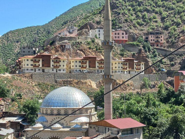 <p>Çevre, Şehircilik ve İklim Değişikliği Bakanlığı Toplu Konut İdaresi Başkanlığı'nca (TOKİ) evleri yananlar için konut projesi hazırlandı. Zemin etüt ve kazı çalışmalarının ardından proje kapsamında binalar, yatay mimarili ve taş-ahşap karışımı ile inşa edildi. İnşaatı tamamlanıp, çevre düzenlemesine geçilen, 7 bloklu 42 konutun 2 ay sonra sahiplerine teslim edilmesi planlanıyor.</p>
<p> </p>