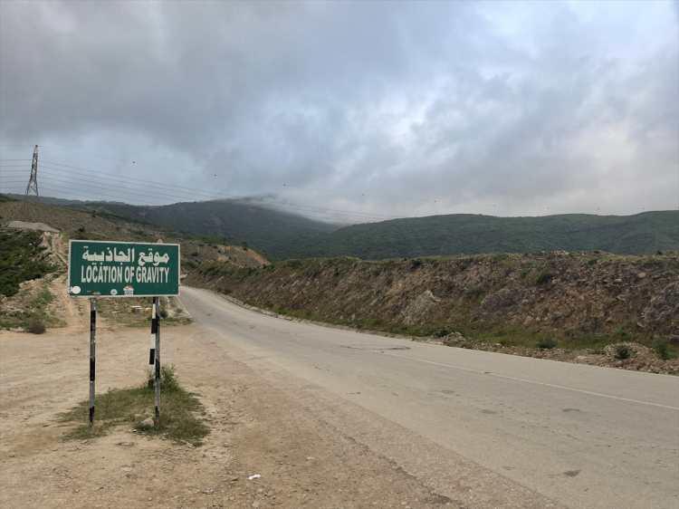 <p>Umman'ın güneyindeki Marbat kentinde yer çekiminin olmadığı iddia edilen yol sürücülerde şaşkınlığa yol açıyor.</p>
