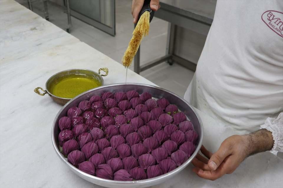 <p>Kentte 36 yıldır baklava işletmeciliği yapan Levent Aktaş, AA muhabirine, baklavanın Türkiye'de en çok tercih edilen tatlıların başında geldiğini söyledi.</p>
<p> </p>