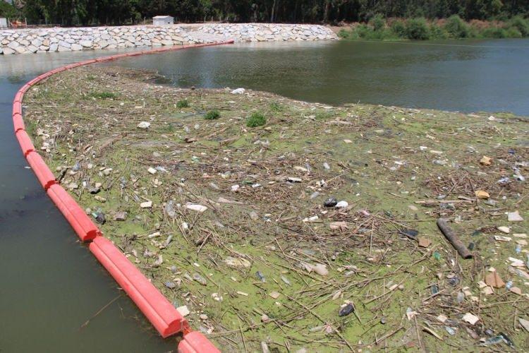 <p>Su kalitesiyle Türkiye’nin en kirli nehirleri arasında olan Büyük Menderes Nehri’nin bir de katı atık kirliliğinden oluşan çöpler nedeniyle artık ciddi tehlike oluşturmaya başladı.</p>
