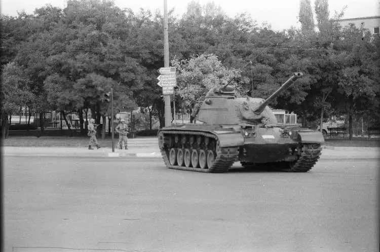 <p>2 Temmuz'da Süleyman Demirel'in Başbakanlığındaki hükümetin güvenoyu almasıyla darbeciler bu planı erteledi.</p> <p><em>FOTOĞRAF: 12 Eylül 1980 sabahı sokağa çıkma yasağı ilan edildi.</em></p> 