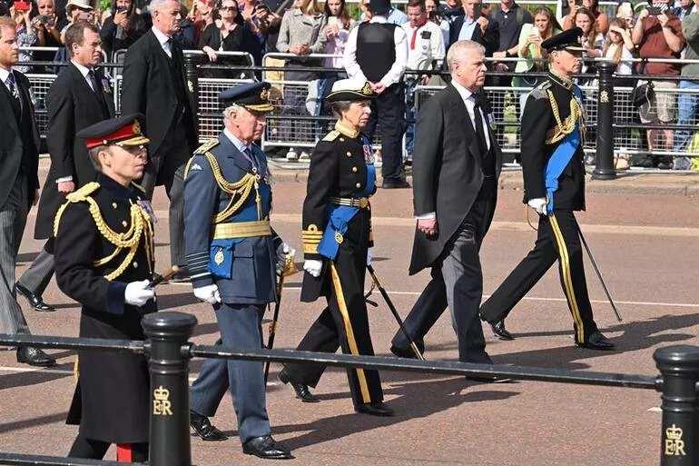 <p>İngiltere monarşisindeki 70 yıllık saltanatıyla tahtta en uzun süre kalan hükümdar ünvanına sahip olan Kraliçe II. Elizabeth'in Cenaze töreni, ülkede Winston Churchill'in ölümünden bu yana düzenlenen ilk tam devlet cenazesi olacak.<br />
<br />
Öte yandan İngiltere'den gelen son dakika haberine göre Kraliçe 2. Elizabeth Buckingham Sarayı'ndan son kez ayrıldı ve tabutu aile üyelerinin eşliğinde taşınıyor...</p>
