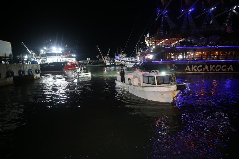 <p>Batı Karadeniz'in önemli limanlarından Düzce'nin Akçakoca ilçesindeki balıkçılar, yaklaşık 250 ton palamut avlayarak limana dönmenin sevincini yaşadı.</p>

<p> </p>
