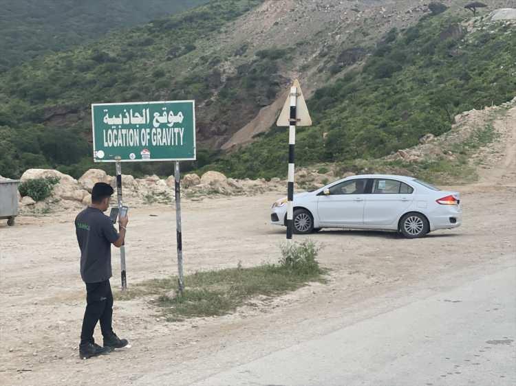 <p>Bazı bilim insanları buralarda gerçekten yer çekiminin olmadığını belirtirken, bazıları da bunların yalnızca göz yanılması olduğunu ifade ediyor.</p>
